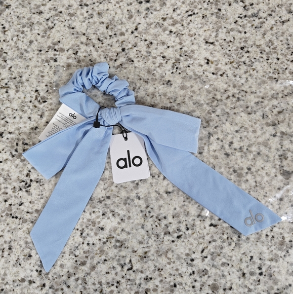 alo yoga Love Knots Tie Scrunchie (Seashell Blue) - Picture 2 of 3
